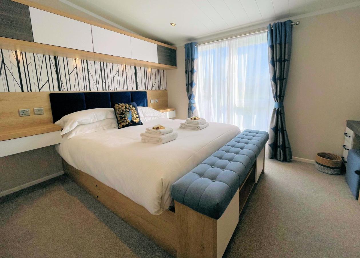 Luxury Lakeside Lodge With Htub Beautiful Views แอนนัน ภายนอก รูปภาพ