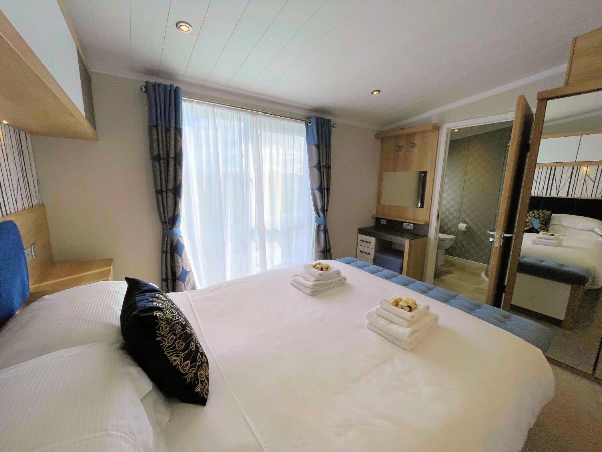 Luxury Lakeside Lodge With Htub Beautiful Views แอนนัน ภายนอก รูปภาพ